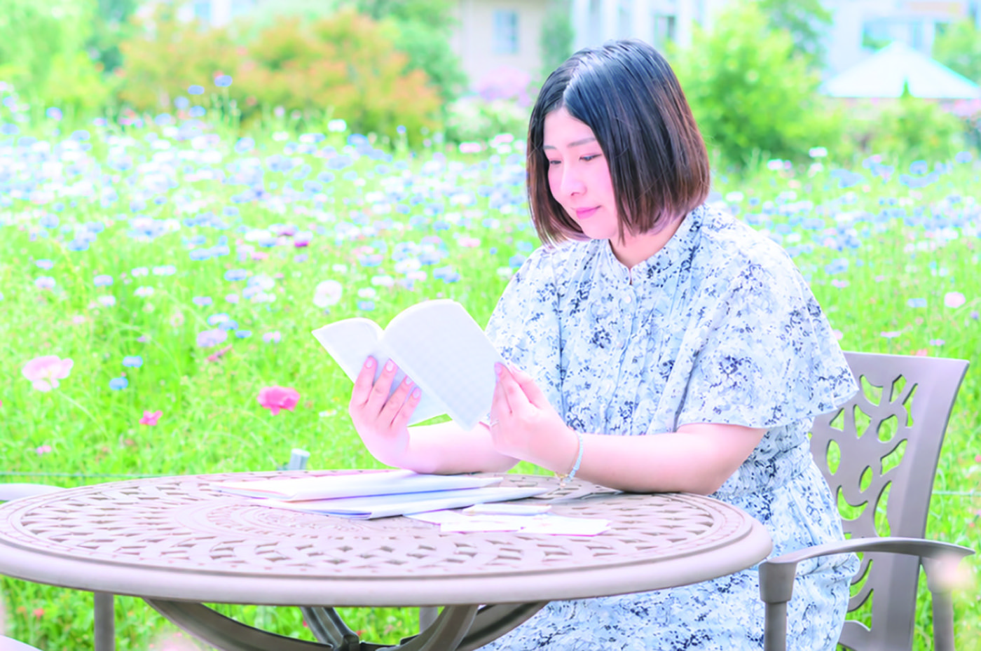 手帳とゆっくり向き合っている情景の写真